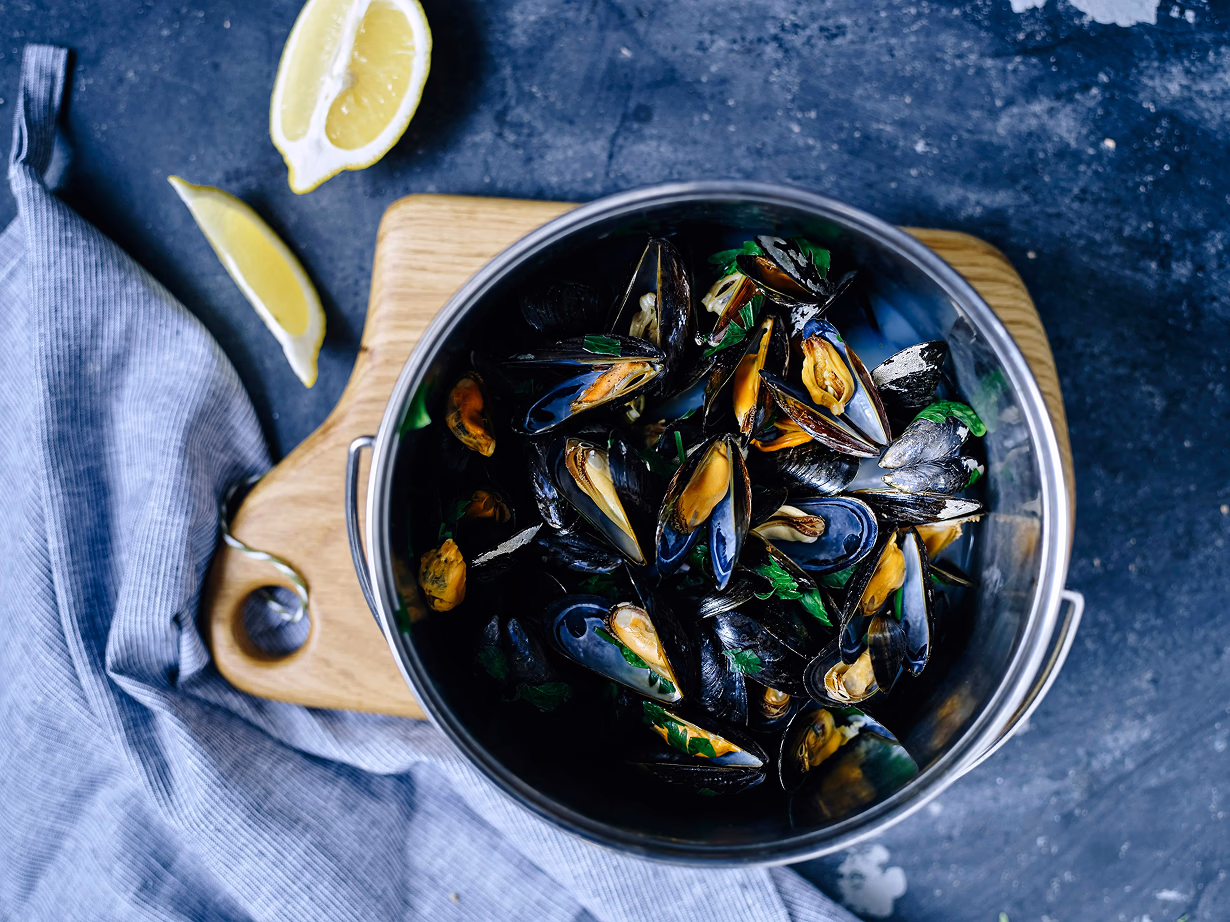 Mejillones al vapor recién hechos en tartera