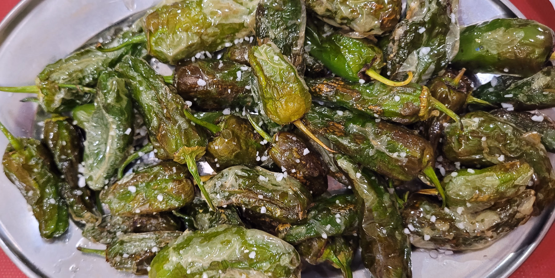 Pimientos de Padrón fritos con sal en fuente