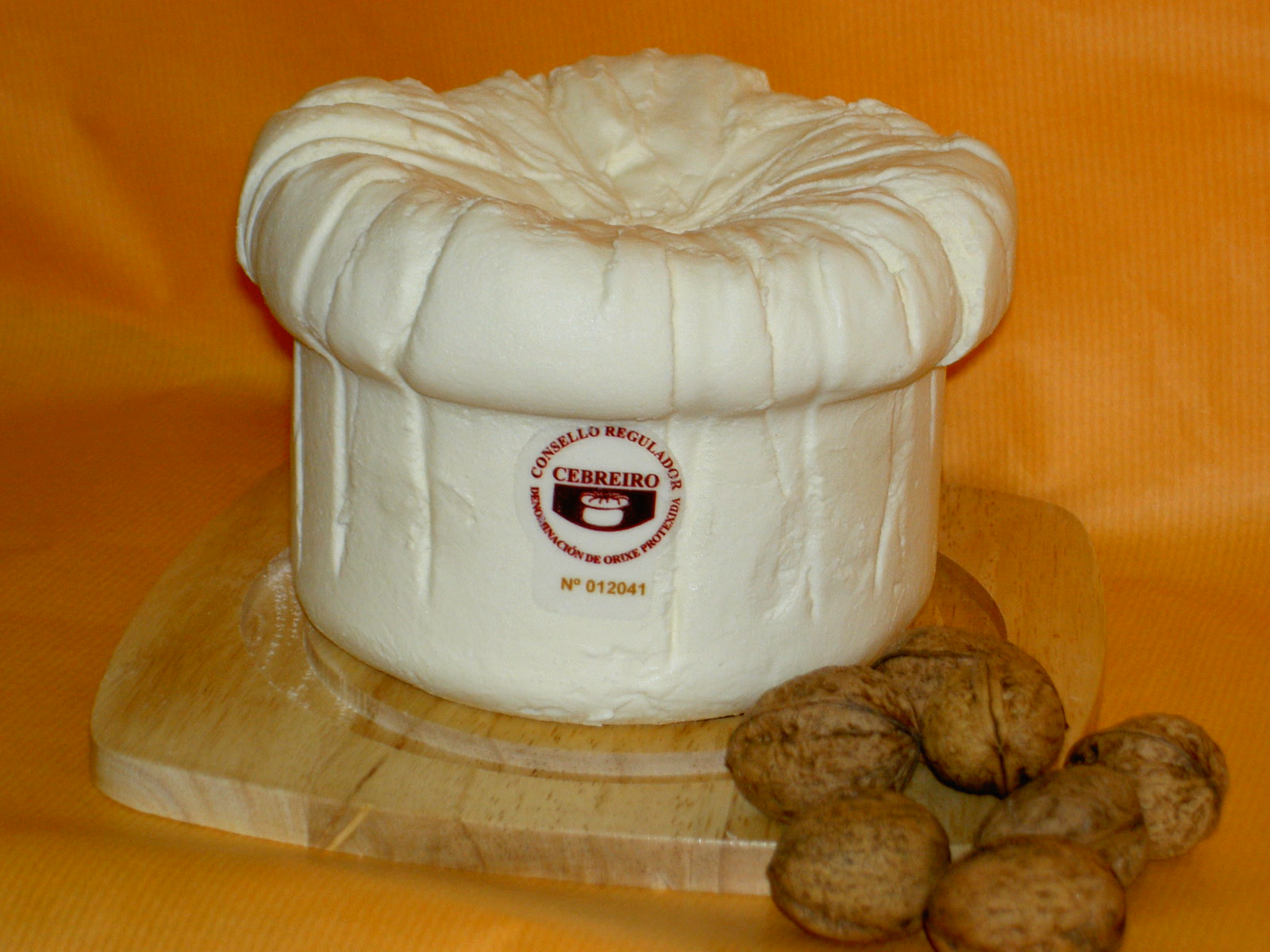 Queso de Cebreiro artesano con su forma característica