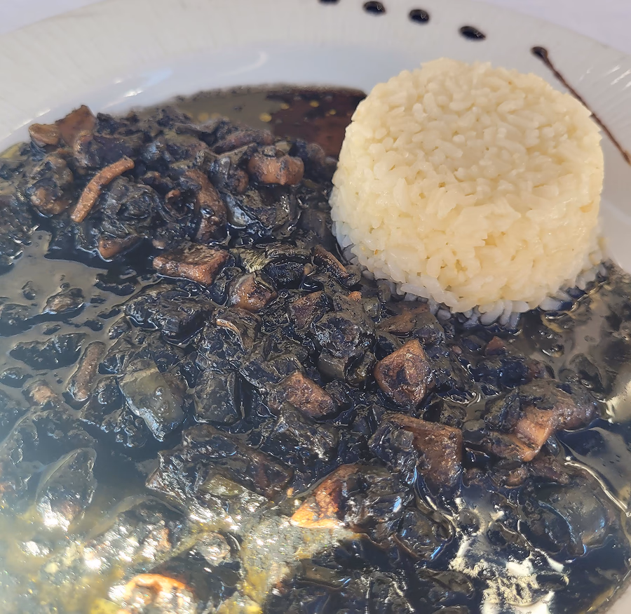 Arroz con choco en su tinta