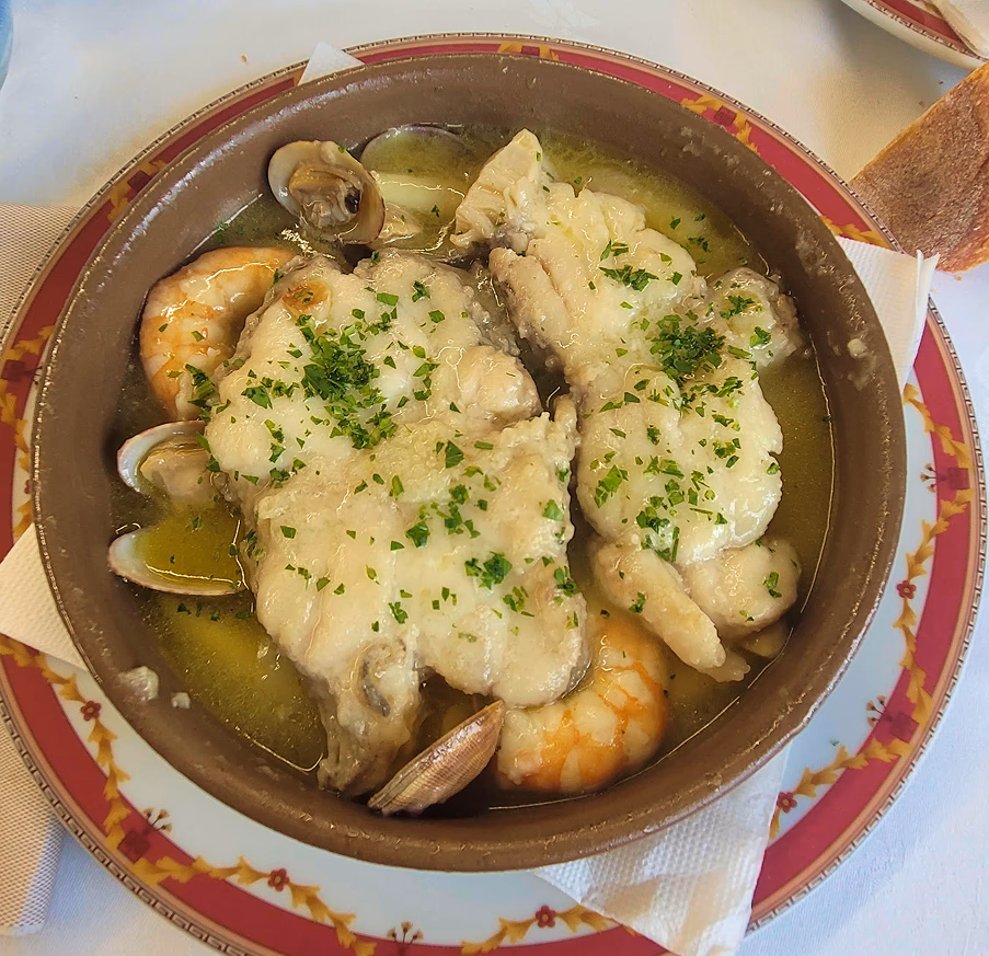 Caldeirada de rape, langostinos y almejas