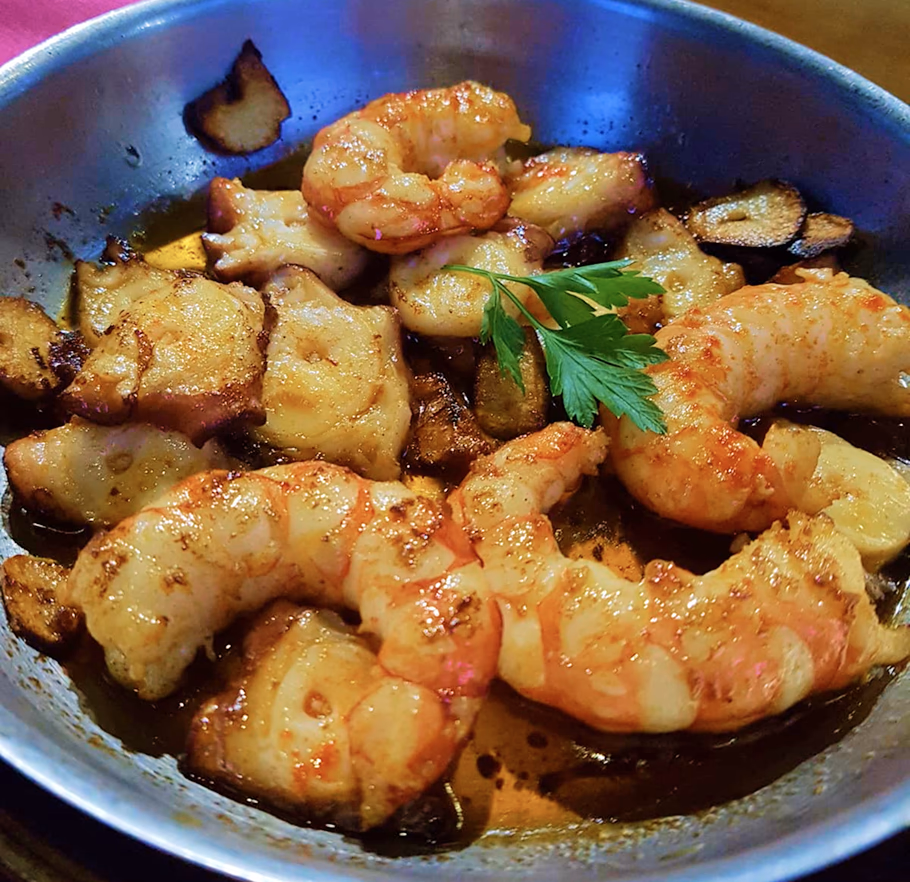 Pulpo al ajillo con gambas